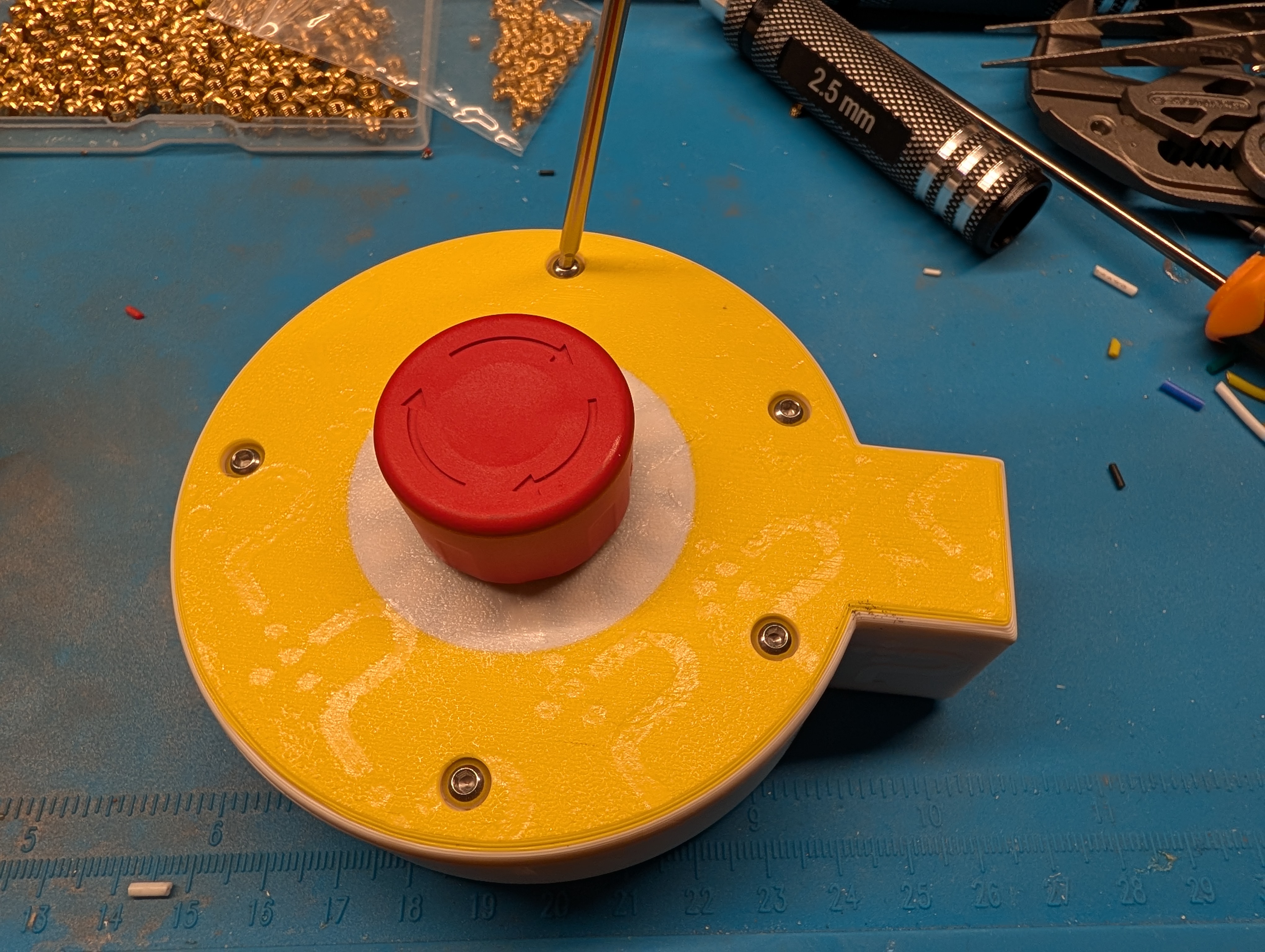 Lid screwed down with the 2.5 mm hex driver